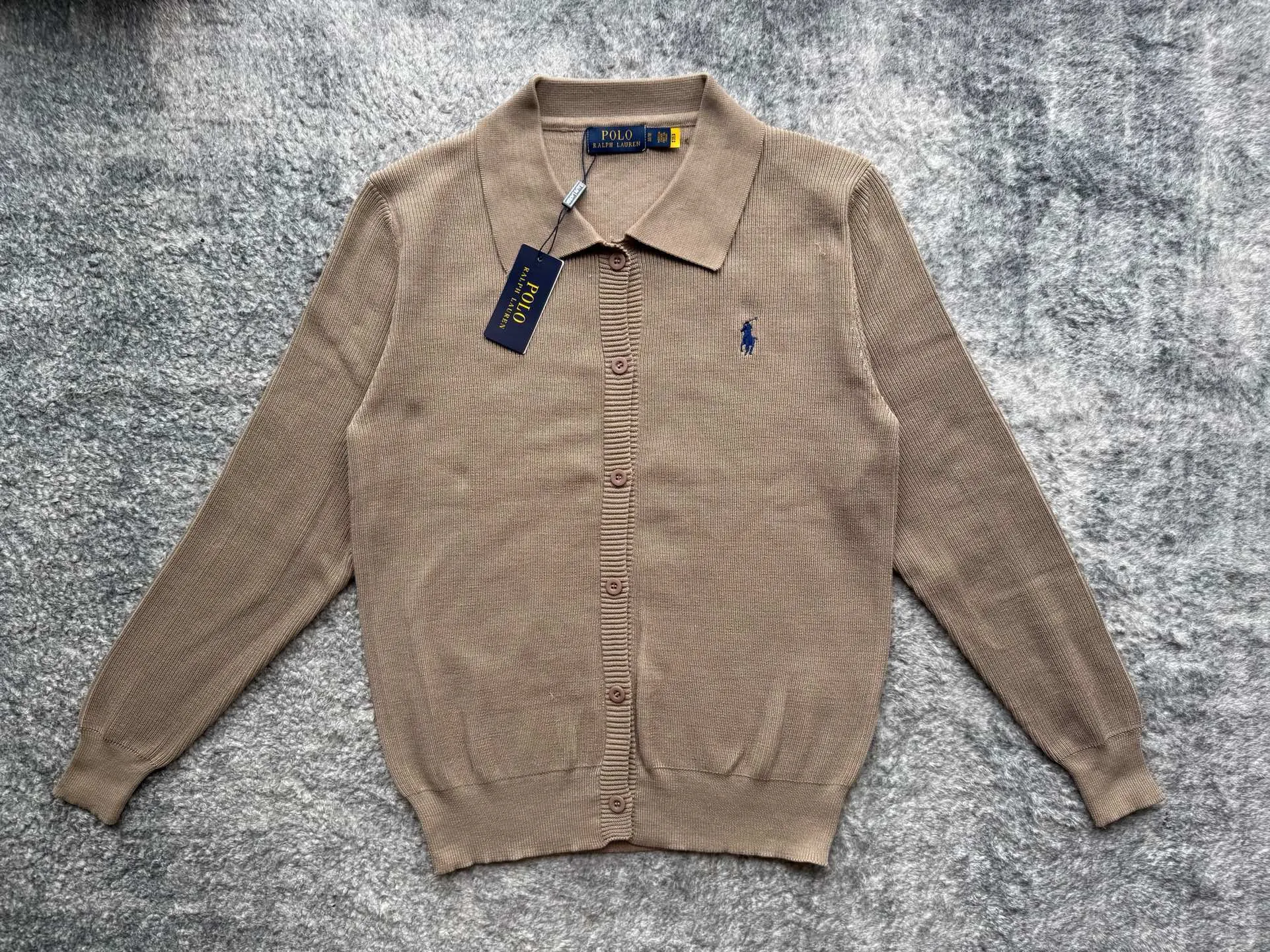 P230 Ralph Lauren/Ralph Lauren French retro men's polo knitted cardigan, old money style ~ polo knitted sweater, a heavy-weight item that can be warm at first but also cold at first, with 0-pressure skin-friendly experience. It can be layered with a high collar inside, making it easy to achieve advanced layering~ The colors of this series are very attractive, and it is an excellent item that can be worn for many years after buying it! The simple version design does not lose the highlights and beauty of the details. The knitted fabric is soft and comfortable, and it does not scratch the skin when worn close to the body. It has a light and sophisticated style! The flat knitting method is carefully arranged and combined to show the beauty of three-dimensional and stylish decoration, giving the garments a rich sense of layering. Comfort is cleverly integrated into elegant fashion. The upper body is flexible yet muscular, and the temperament is casual. The short, micro-profile box style interprets the most popular styles nowadays. The upper body can improve your temperament in one second! You can also tuck your top into your trousers to visually improve the wearability and make it fuller, covering your flesh and making you look slimmer without being bloated.  Color: Khaki Black Light Gray Length Bust Shoulder Width M 67 53 62 120-135 Jin L 69 55 63 135-150 Jin XL 70 56.5 64 150-165 Jin